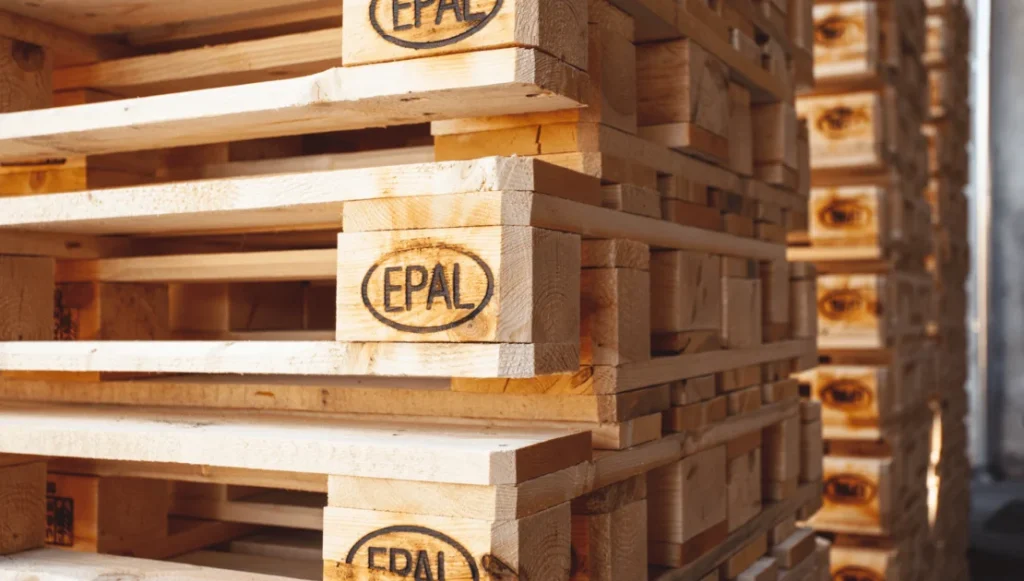 Paletten mit Verpackungsmaterialien gemäß den EU-Abfallrichtlinien